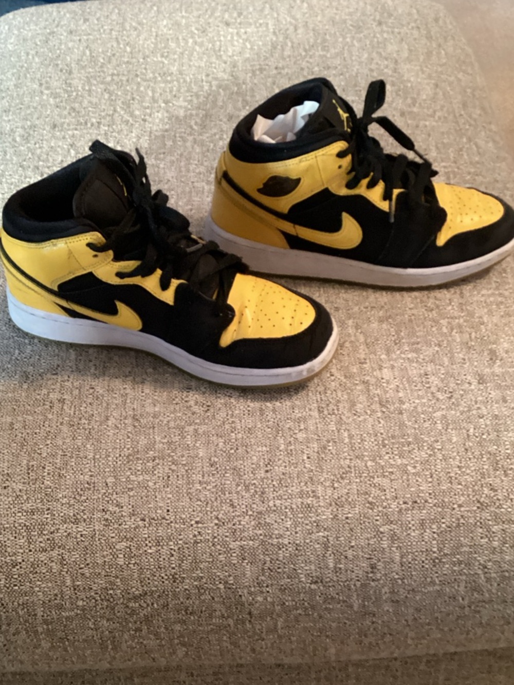 Jordan Kids' Yellow & Black High-Top Sneakers 📦 - Picture 3 of 8